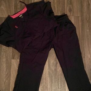 Scrub star scrub set size small /black and pink